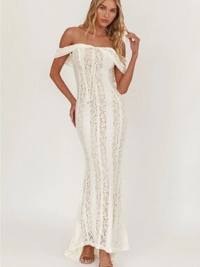 Selfie Leslie One-Shoulder White Lace Maxi Dress